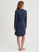 Damen-Model trägt Langarm-Nachthemd, Länge 95 cm aus 100% Baumwolle in Blau, Gemustert aus Serie Midnight Dreams von CALIDA, Rückansicht