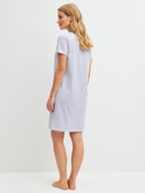 Le mannequin Femme porte le/la Chemise de nuit à manches courtes, longueur 95 cm en 100% coton de couleur Bleu, Rayée, de la série Cotton Special de CALIDA, Vue arrière