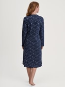 Damen-Model trägt Langarm-Nachthemd, Länge 110 cm aus 100% Baumwolle in Blau, Gemustert aus Serie Midnight Dreams von CALIDA, Rückansicht