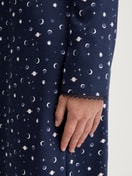 Damen-Model trägt Langarm-Nachthemd, Länge 110 cm aus 100% Baumwolle in Blau, Gemustert aus Serie Midnight Dreams von CALIDA, Detail