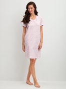 La modella / Il modello Donna indossa Sleepshirt, lunghezza 95 cm in 100% cotone di colore Viola, Modello, della serie Blooming Nights di CALIDA, Vista frontale