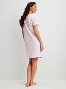 La modella / Il modello Donna indossa Sleepshirt, lunghezza 95 cm in 100% cotone di colore Viola, Modello, della serie Blooming Nights di CALIDA, Vista posteriore