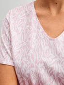 La modella / Il modello Donna indossa Sleepshirt, lunghezza 95 cm in 100% cotone di colore Viola, Modello, della serie Blooming Nights di CALIDA, Dettaglio