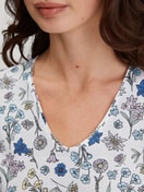 Damen-Model trägt Kurzarm-Nachthemd, Länge 95 cm aus 100% Baumwolle in Blau, Floral aus Serie Flower Nights von CALIDA, Detail