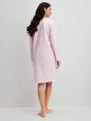 Le mannequin Femme porte le/la Chemise de nuit à manches longues, longueur 100 cm en 100% coton de couleur Violet, À motifs, de la série Blooming Nights de CALIDA, Vue arrière