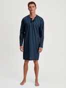 Herren-Model trägt Herren-Nachthemd aus 100% Baumwolle in Blau, Gestreift aus Serie Relax Imprint 1 von CALIDA, Vorderansicht