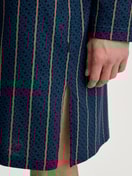 Herren-Model trägt Herren-Nachthemd aus 100% Baumwolle in Blau, Gestreift aus Serie Relax Imprint 1 von CALIDA, Detail