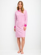 Damen-Model trägt Langarm-Nachthemd, Länge 100 cm aus 100% Baumwolle in Rot, Gemustert aus Serie Cotton Special von CALIDA, Vorderansicht