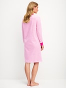 Damen-Model trägt Langarm-Nachthemd, Länge 100 cm aus 100% Baumwolle in Rot, Gemustert aus Serie Cotton Special von CALIDA, Rückansicht