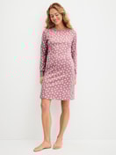 Damen-Model trägt Langarm-Nachthemd, Länge 100 cm aus 100% Baumwolle in Rosa, Gemustert aus Serie Cotton Special von CALIDA, Vorderansicht