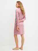 Damen-Model trägt Langarm-Nachthemd, Länge 100 cm aus 100% Baumwolle in Rosa, Gemustert aus Serie Cotton Special von CALIDA, Rückansicht