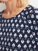 Le mannequin Femme porte le/la Chemise de nuit à manches courtes en 100% coton de couleur Bleu, À motifs, de la série Daylight Dreams de CALIDA, Détail