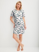 La modella / Il modello Donna indossa Camicia da notte a maniche corte, lunghezza 95 cm in 100% cotone di colore Turchese, Floreale, della serie Botanic Dreams di CALIDA, Vista frontale