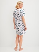 La modella / Il modello Donna indossa Camicia da notte a maniche corte, lunghezza 95 cm in 100% cotone di colore Turchese, Floreale, della serie Botanic Dreams di CALIDA, Vista posteriore