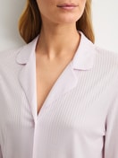 La modella / Il modello Donna indossa Pigiama con bottoni in Modal di colore Viola, A righe, della serie Striped Dreams di CALIDA, Dettaglio