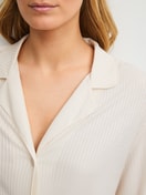 La modella / Il modello Donna indossa Pigiama con bottoni in Modal di colore Beige, A righe, della serie Striped Dreams di CALIDA, Dettaglio