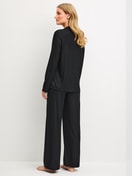 Le mannequin Femme porte le/la Pyjama à boutons en Modal de couleur Noir, Rayée, de la série Striped Dreams de CALIDA, Vue arrière