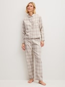 Damen-Model trägt Flannell-Pyjama mit Knöpfen aus Baumwolle in Braun, Kariert aus Serie Plaid Dreams von CALIDA, Vorderansicht