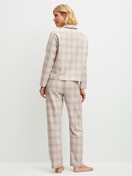 Damen-Model trägt Flannell-Pyjama mit Knöpfen aus Baumwolle in Braun, Kariert aus Serie Plaid Dreams von CALIDA, Rückansicht