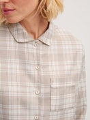 Damen-Model trägt Flannell-Pyjama mit Knöpfen aus Baumwolle in Braun, Kariert aus Serie Plaid Dreams von CALIDA, Detail