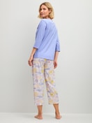 Damen-Model trägt 7/8-Pyjama aus 100% Baumwolle in Blau, Gemustert aus Serie EDITION 85 von CALIDA, Rückansicht