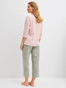 Damen-Model trägt 7/8-Pyjama aus 100% Baumwolle in Grün, Gestreift aus Serie Cotton Special von CALIDA, Rückansicht