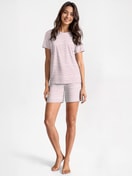 Damen-Model trägt Kurz-Pyjama aus 100% Baumwolle in Violett, Gestreift aus Serie Nightwear Xtra von CALIDA, Vorderansicht