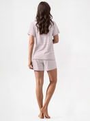 Damen-Model trägt Kurz-Pyjama aus 100% Baumwolle in Violett, Gestreift aus Serie Nightwear Xtra von CALIDA, Rückansicht