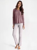 Damen-Model trägt Pyjama, lang aus 100% Baumwolle in Violett, Gestreift aus Serie Nightwear Xtra von CALIDA, Vorderansicht