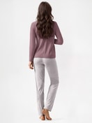 Damen-Model trägt Pyjama, lang aus 100% Baumwolle in Violett, Gestreift aus Serie Nightwear Xtra von CALIDA, Rückansicht