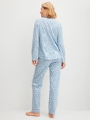 Damen-Model trägt Pyjama mit Knöpfen aus 100% Baumwolle in Blau, Gemustert aus Serie Cotton Special von CALIDA, Rückansicht