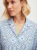 Damen-Model trägt Pyjama mit Knöpfen aus 100% Baumwolle in Blau, Gemustert aus Serie Cotton Special von CALIDA, Detail