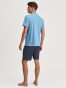 Herren-Model trägt Kurz-Pyjama aus 100% Baumwolle in Blau, Gemustert aus Serie Relax Streamline von CALIDA, Rückansicht