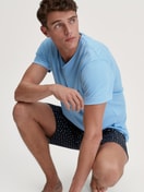 Herren-Model trägt Kurz-Pyjama aus 100% Baumwolle in Blau, Gemustert aus Serie Relax Streamline von CALIDA, Vorderansicht