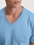 Herren-Model trägt Kurz-Pyjama aus 100% Baumwolle in Blau, Gemustert aus Serie Relax Streamline von CALIDA, Detail