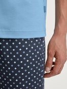 Herren-Model trägt Kurz-Pyjama aus 100% Baumwolle in Blau, Gemustert aus Serie Relax Streamline von CALIDA, Detail