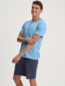 Herren-Model trägt Kurz-Pyjama aus 100% Baumwolle in Blau, Gemustert aus Serie Relax Streamline von CALIDA, Zusatzbild