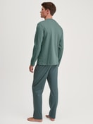 Herren-Model trägt Pyjama, lang aus 100% Baumwolle in Grün, Gemustert aus Serie Relax Comfy 3 von CALIDA, Rückansicht