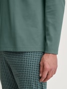 Herren-Model trägt Pyjama, lang aus 100% Baumwolle in Grün, Gemustert aus Serie Relax Comfy 3 von CALIDA, Detail