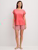 La modella / Il modello Donna indossa Pigiama corto in 100% cotone di colore Rosso, Modello, della serie Cotton Special di CALIDA, Vista frontale