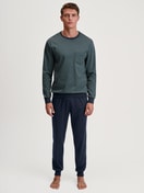 Herren-Model trägt Bündchen-Pyjama aus 100% Baumwolle in Grün, Gemustert aus Serie Relax Comfy 3 von CALIDA, Vorderansicht