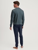 Herren-Model trägt Bündchen-Pyjama aus 100% Baumwolle in Grün, Gemustert aus Serie Relax Comfy 3 von CALIDA, Rückansicht