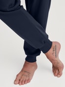 Herren-Model trägt Bündchen-Pyjama aus 100% Baumwolle in Grün, Gemustert aus Serie Relax Comfy 3 von CALIDA, Detail