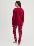 Damen-Model trägt Pyjama, lang aus 100% Baumwolle in Rot, Gemustert aus Serie Family & Friends von CALIDA, Rückansicht