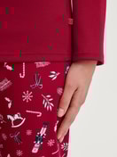 Damen-Model trägt Pyjama, lang aus 100% Baumwolle in Rot, Gemustert aus Serie Family & Friends von CALIDA, Detail