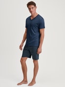Herren-Model trägt Kurz-Pyjama aus Baumwolle in Blau, Einfarbig aus Serie Relax Superlight von CALIDA, Vorderansicht