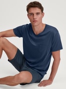 Herren-Model trägt Kurz-Pyjama aus Baumwolle in Blau, Einfarbig aus Serie Relax Superlight von CALIDA, Zusatzbild