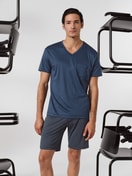 Herren-Model trägt Kurz-Pyjama aus Baumwolle in Blau, Einfarbig aus Serie Relax Superlight von CALIDA, Zusatzbild
