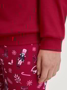 Damen-Model trägt Bündchen-Pyjama aus 100% Baumwolle in Rot, Gemustert aus Serie Family & Friends von CALIDA, Detail