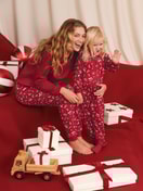 Damen-Model trägt Bündchen-Pyjama aus 100% Baumwolle in Rot, Gemustert aus Serie Family & Friends von CALIDA, Zusatzbild